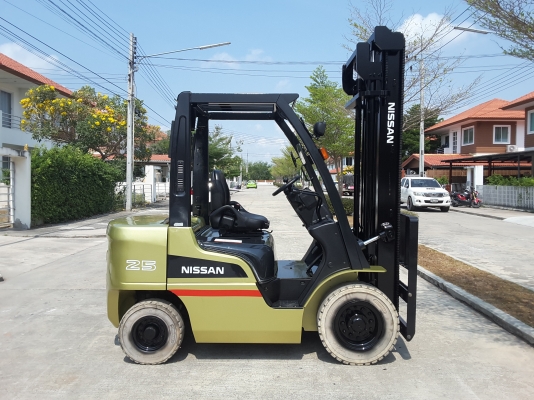 นิสสัน 2.5 ตันเสายกสูง 4 เมตรเกียร์ออโต้สนใจ 0813535948