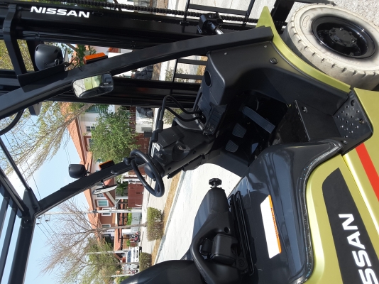 นิสสัน 2.5 ตันเสายกสูง 4 เมตรเกียร์ออโต้สนใจ 0813535948