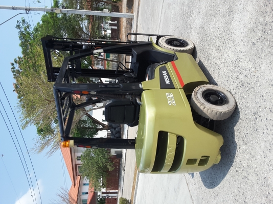 นิสสัน 2.5 ตันเสายกสูง 4 เมตรเกียร์ออโต้สนใจ 0813535948