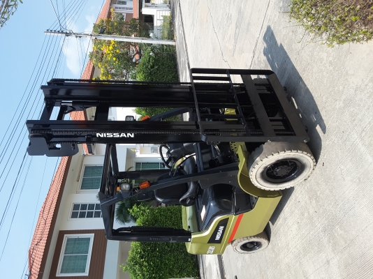 นิสสัน 2.5 ตันเสายกสูง 4 เมตรเกียร์ออโต้สนใจ 0813535948