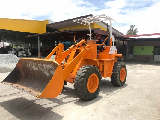 ขายรถตักKOMATSUรุ่น505นำเข้าญี่ปุ่นไม่เคยใช้งานในไทย เอวอ่อน  เครื่องดีเซล4สูบ สภาพดีพร้อมใช้งานมีหลายคัน 081-8302909 จิรโรจน์ Line  : Jiraroj2909