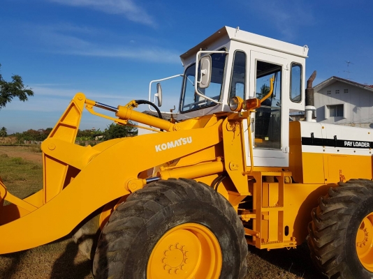 รถตักKOMATSU 510 PLAYLOADER ขนาดบุ้งกี๋ 1.2คิว. เครื่องยนต์ 4D105 รุ่นกรองเดี๋ยว ขนาดกระทะล้อ 24นิ้ว ยาง 16.9*24 นิ้ว ระบบเครื่องยนต์และเกียร์ทอลค์ สมบูรณ์แบบ สินค้ามีคุณภาพ เก่านอกไม่เคยใช้งานในไทย ราคา 760,000 บาท สนใจ ติดต่อ 081-8416818 , 083-4355829,0