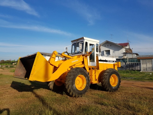 รถตักKOMATSU 510 PLAYLOADER ขนาดบุ้งกี๋ 1.2คิว. เครื่องยนต์ 4D105 รุ่นกรองเดี๋ยว ขนาดกระทะล้อ 24นิ้ว ยาง 16.9*24 นิ้ว ระบบเครื่องยนต์และเกียร์ทอลค์ สมบูรณ์แบบ สินค้ามีคุณภาพ เก่านอกไม่เคยใช้งานในไทย ราคา 760,000 บาท สนใจ ติดต่อ 081-8416818 , 083-4355829,0