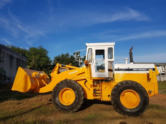 รถตักKOMATSU 510 PLAYLOADER ขนาดบุ้งกี๋ 1.2คิว. เครื่องยนต์ 4D105 รุ่นกรองเดี๋ยว ขนาดกระทะล้อ 24นิ้ว ยาง 16.9*24 นิ้ว ระบบเครื่องยนต์และเกียร์ทอลค์ สมบูรณ์แบบ สินค้ามีคุณภาพ เก่านอกไม่เคยใช้งานในไทย ราคา 760,000 บาท สนใจ ติดต่อ 081-8416818 , 083-4355829,0