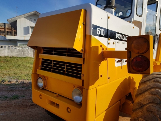 รถตักKOMATSU 510 PLAYLOADER ขนาดบุ้งกี๋ 1.2คิว. เครื่องยนต์ 4D105 รุ่นกรองเดี๋ยว ขนาดกระทะล้อ 24นิ้ว ยาง 16.9*24 นิ้ว ระบบเครื่องยนต์และเกียร์ทอลค์ สมบูรณ์แบบ สินค้ามีคุณภาพ เก่านอกไม่เคยใช้งานในไทย ราคา 760,000 บาท สนใจ ติดต่อ 081-8416818 , 083-4355829,0