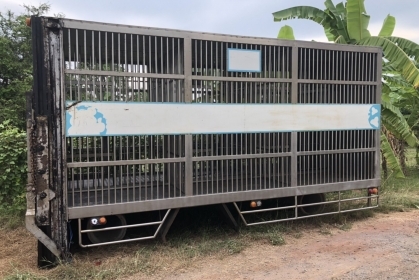 กรงหมู 2 ชั้น ยาว 5.1 ม. กว้าง 2.3 ม. สูง 2.2 ม. คัสซี 85 ซม. โทร 081-4252943