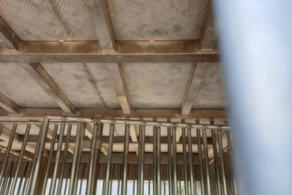 กรงหมู 2 ชั้น ยาว 5.1 ม. กว้าง 2.3 ม. สูง 2.2 ม. คัสซี 85 ซม. โทร 081-4252943