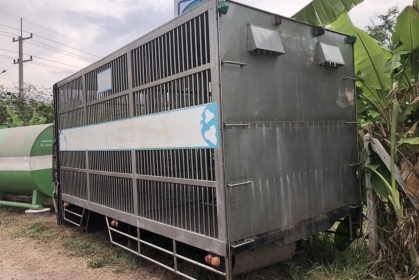 กรงหมู 2 ชั้น ยาว 5.1 ม. กว้าง 2.3 ม. สูง 2.2 ม. คัสซี 85 ซม. โทร 081-4252943