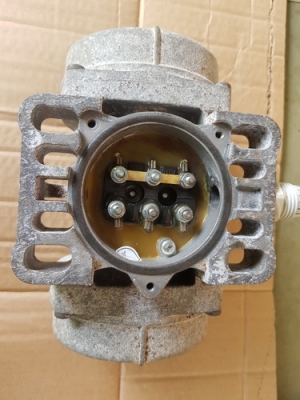 ขายมอเตอร์เขย่า-สั่น ยี่ห้อ Italvibras 0.12 KW มือสองครับ ใช้งานได้ดี ใช้ไฟ 3 เฟส