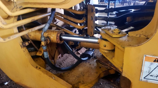 ขายรถตัก CATERPILLAR 324F  สภาพสวยมาก รถเดิมๆทั้งคัน  พร้อมใช้ น็อตไม่เคยแกะ ซื้อมือหนึ่งมาตักข้าว ของเหลวใหม่ทั้งหมด ยางดีทั้ง4เส้น 095-2268886 ตั้ม