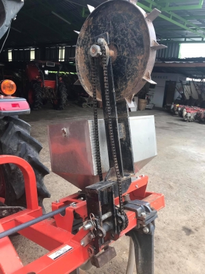 เครื่องฝั่งปุ๋ยSF440PRO