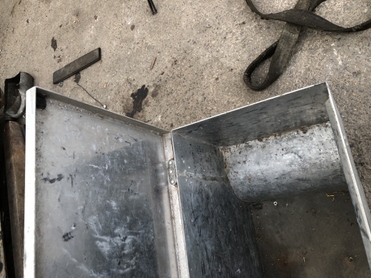 ขายด่วนลังเครื่องมืออลูมิเนียมติดหลังรถสนใจติดต่อ M.081-744-5269