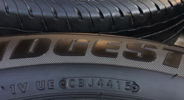 ยาง 215-65-16 Bridgestone ปลายปี 15 ดอกเต็ม มีตุ่ม ใช้งานได้ยาวๆ ยาง 215-65-16 Bridgestone ปลายปี 15 ดอกเต็ม มีตุ่ม ใช้งานได้ยาวๆ