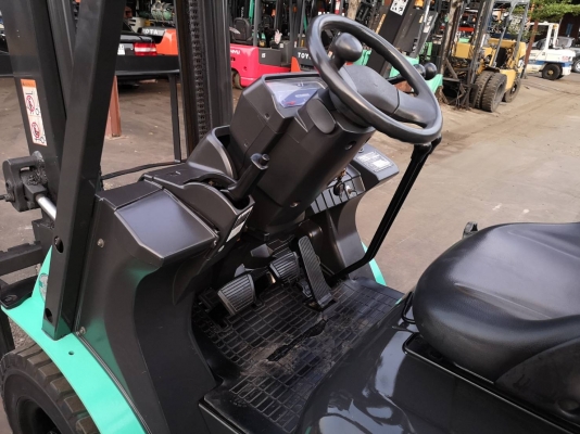 รถยกมิตซูบิชิรุ่นล่าสุด น้ำหนักยก 2.5. ตัน เสาสูง 3 เมตร เครื่องดีเซล เกียร์ธรรมดา