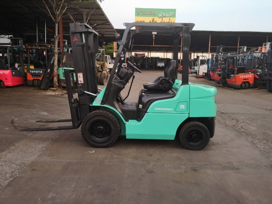 รถยกมิตซูบิชิรุ่นล่าสุด น้ำหนักยก 2.5. ตัน เสาสูง 3 เมตร เครื่องดีเซล เกียร์ธรรมดา