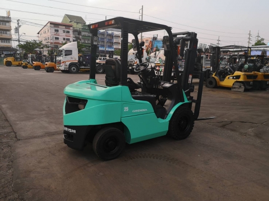 รถยกมิตซูบิชิรุ่นล่าสุด น้ำหนักยก 2.5. ตัน เสาสูง 3 เมตร เครื่องดีเซล เกียร์ธรรมดา