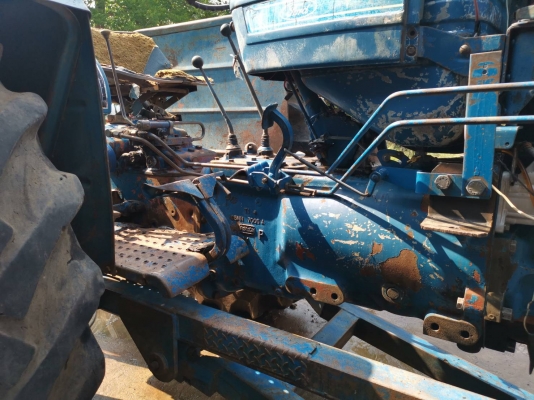 ขายด่วนครับ รถไถฟอร์ดเพลาเดียว 77กลองใหญ่ ใบดันหน้าผานหลังเล่มทะเบียน