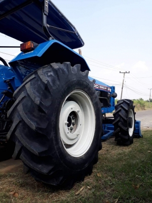 ขายด่วนครับ รถไถฟอร์ด6640 เกียร์กลาง คานหน้าคาราโร่ ใบดัน ผานหลัง ยางใหม่ ร้อนเงิน 580000