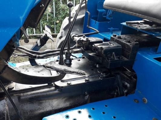 ขายด่วนครับ รถไถฟอร์ด6640 เกียร์กลาง คานหน้าคาราโร่ ใบดัน ผานหลัง ยางใหม่ ร้อนเงิน 580000