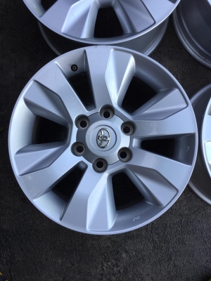 ล้อเดิมโตโยต้า ขอบ17 ชุด5500บ.รับเองลดได้ สีเดิมๆไม่เบียดบิ่น โทร0879050181.ส่งได้ทั่วไทย