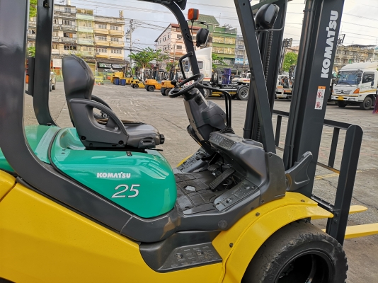 รถยกโคมัสสึรุ่น 16 น้ำหนักยก 2.5 ตัน เสาสูง 4 เมตร เครื่องดีเซล เกียร์ออโต้ รถนอกนำเข้า ใช้งานมา 3900 ชม ไม่เคยใช้งานเมืองไทย