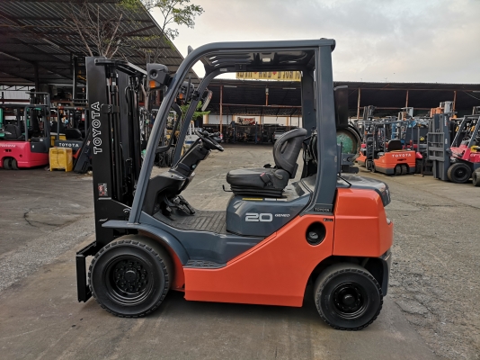 รถนกโตโยต้ารุ่น 8 น้ำหนักยก 2 ตัน เสาสูง 3 เมตร เข้าตู้ แผงงาสไลด์ รถนอกนำเข้า ใช้งานมาแค่ 1600 ชม