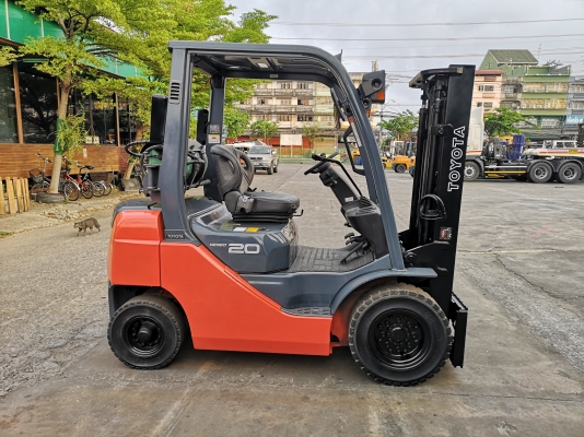 รถนกโตโยต้ารุ่น 8 น้ำหนักยก 2 ตัน เสาสูง 3 เมตร เข้าตู้ แผงงาสไลด์ รถนอกนำเข้า ใช้งานมาแค่ 1600 ชม