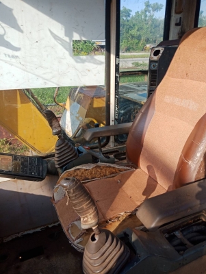 ขายแบคโฮKOMATSU PC60-6 ไฟเต็มเอวแน่นเล่มทะเบียนราคา 400,000