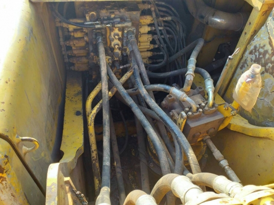 ขายรถแบคโฮ KOMATSU PC200-7 เอกสารชุดจดทะเบียน ราคา 950000