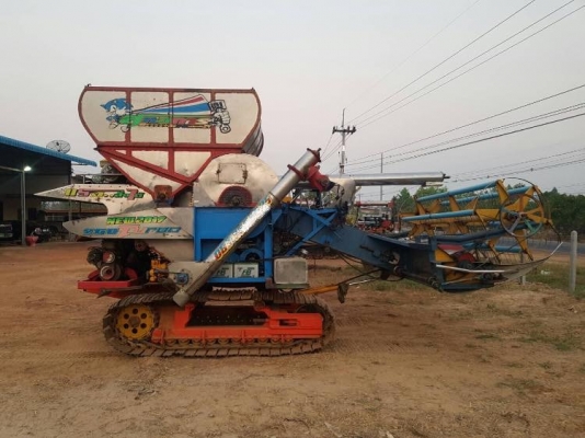 รถบ้านฝากขาย ขายรถเกี่ยวข้าว jo8c + โบhx50  ปั้มไดกิ้น 22 อุ้ม 2.5 ตัน ท่อปรับระดับปั่นมอเตอร์   ห้อง 10 เพลาใหญ่ โซ่ 47 ข้อสภาพสวย 2 ข้าง โรลเลอร์ 11 ลูก ตู้ๆ 5.10 ฟุต ลูกตีใหม่  ปากคอเพชรเจริญ  ปาก 3.0 เมตร ราคา 450,000  091-0206555 รถอยู่ อุบลครับ