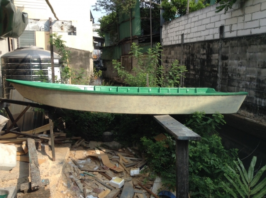 เรือท้องแบน ยาว 3.6 เมตร กว้าง 1.15 เมตร สูง 0.35 เมตร ตัวเรือหุ้มไฟเบอร์