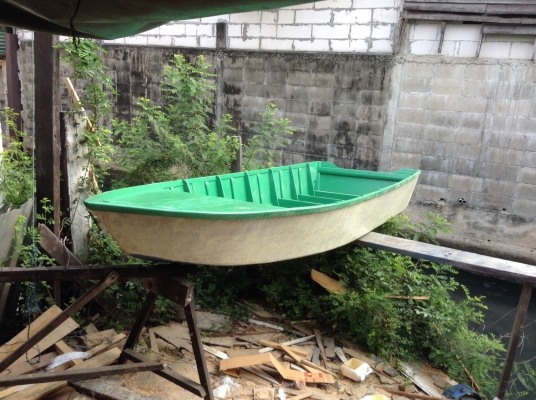 เรือท้องแบน ยาว 3.6 เมตร กว้าง 1.15 เมตร สูง 0.35 เมตร ตัวเรือหุ้มไฟเบอร์