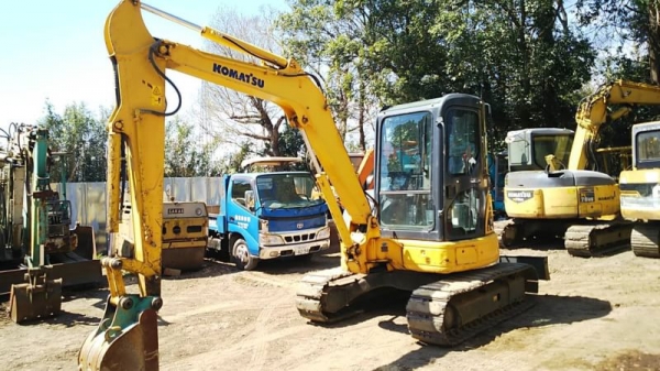 มาใหม่ๆ เอี่ยมๆ กริ๊บๆ KOMATSU PC 50MR-2 นำเข้าจากญี่ปุ่นโดยตรง ชั่วโมงทำงานน้อย พร้อมตู้เก๋งสวยๆ โทร.090-986-2521 อ๊อบ