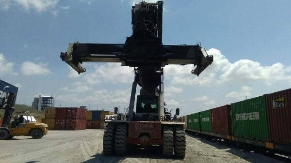 รถยกตู้คอนเทนเนอร์ ขนาด 45 ตัน ไมล์ 2100 ชม.ราคา 6500000