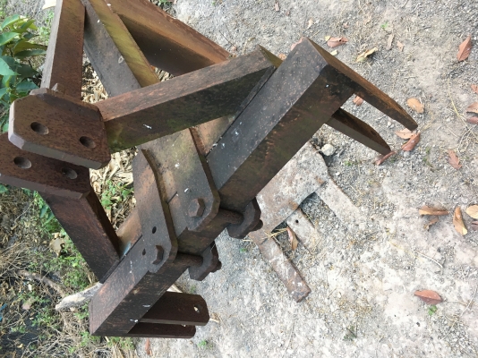 ผานขุดมันใส่รถไถฟอร์ด