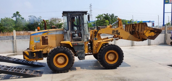 ZL30E-II รถตักล้อยาง ขนาดน้ำหนักรถ 9.5ตัน  ยกได้หนัก 3ตัน  ราคา255,000บาท  เครื่องดีเซล6สูบ  ระหัสเครือง 6110เกียร์ท็อก สนใจโทรหาที่เบอร์ 081-989-1989 หรั่งครับ