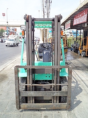 ขายรถยกมิตซูบิชิ 2 ตัน  เครื่องเบนซิน  กระบอกคู่   เสาสูง 3 เมตร  พวงมาลัยเพาเว่อร์  สีเดิมจากนอก นำเข้าจากญี่ปุ่น ใช้งานได้ทันที