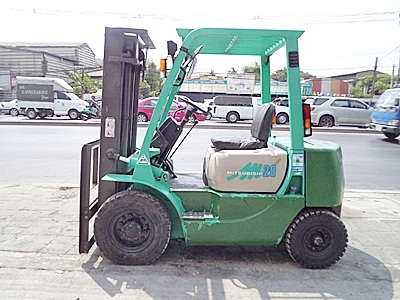 ขายรถยกมิตซูบิชิ 2 ตัน  เครื่องเบนซิน  กระบอกคู่   เสาสูง 3 เมตร  พวงมาลัยเพาเว่อร์  สีเดิมจากนอก นำเข้าจากญี่ปุ่น ใช้งานได้ทันที