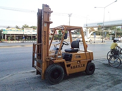 ขายรถยกโคมัสสึ 2 ตัน  เครื่องเบนซิน กระบอกคู่ เสาสูง 4 เมตร  พวงมาลัยเพาเว่อร์  สีเดิมจากนอก นำเข้าจากญี่ปุ่น ใช้งานได้ทันที