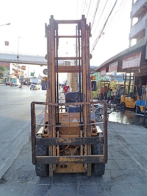 ขายรถยกโคมัสสึ 2 ตัน  เครื่องเบนซิน กระบอกคู่ เสาสูง 4 เมตร  พวงมาลัยเพาเว่อร์  สีเดิมจากนอก นำเข้าจากญี่ปุ่น ใช้งานได้ทันที