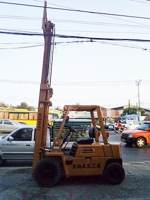 ขายรถยกโคมัสสึ 2 ตัน  เครื่องเบนซิน กระบอกคู่ เสาสูง 4 เมตร  พวงมาลัยเพาเว่อร์  สีเดิมจากนอก นำเข้าจากญี่ปุ่น ใช้งานได้ทันที