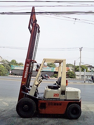 ขายรถยกนิสสัน 2 ตัน  เครื่องดีเซล เกียริ์ออโต้  กระบอกคู่ เสาสูง 3 เมตร พวงมาลัยเพาเว่อร์  สีเดิมจากนอก นำเข้าจากญี่ปุ่น ใช้งานได้ทันที