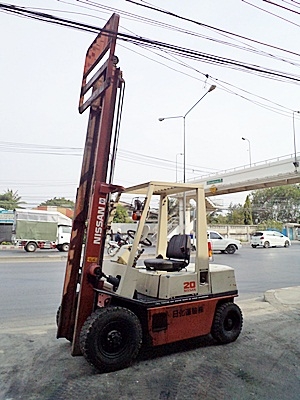 ขายรถยกนิสสัน 2 ตัน  เครื่องดีเซล เกียริ์ออโต้  กระบอกคู่ เสาสูง 3 เมตร พวงมาลัยเพาเว่อร์  สีเดิมจากนอก นำเข้าจากญี่ปุ่น ใช้งานได้ทันที