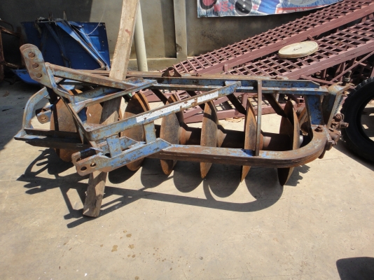 ผานไถพรวน 7 ใบ สภาพดี(ไมค่อยได้ใช้)   (((086-2126921)))