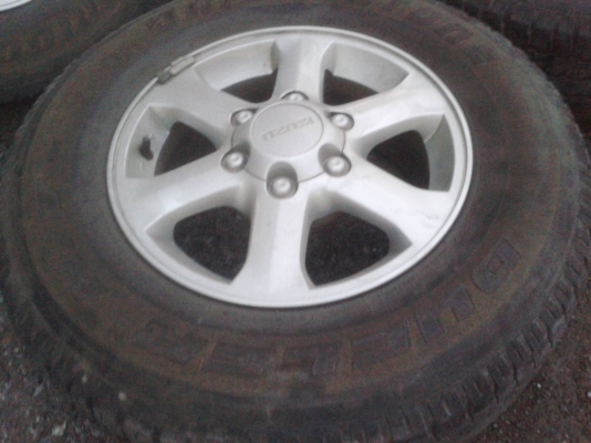 แม็กISUZUขอบ16"Hi-lander(ตัวยกสูง) สภาพสวย"ไม่ค้ด ไม่ดุ้ง"พร้อมยาง(ปี06)245/70/16 (แยกแม็ก5,000บ - ยาง1500บ.) ยกชุด5,900บ.
