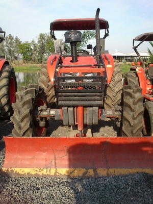 TRACTORS  KUBOTA MAX M9040