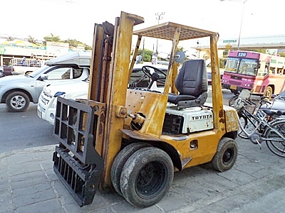 ขายรถยกโตโยต้า 2.5 ตัน  เครื่องเบนซิน งาเทด้ำ  เสาสูง 3 เมตร ล้อหน้าคุ่ พวงมาลัยเพาเว่อร์  สีเดิมจากนอก นำเข้าจากญี่ปุ่น ใช้งานได้ทันที