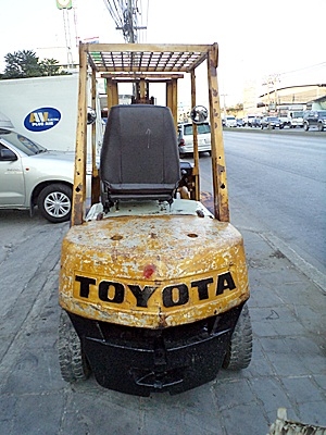 ขายรถยกโตโยต้า 2.5 ตัน  เครื่องเบนซิน งาเทด้ำ  เสาสูง 3 เมตร ล้อหน้าคุ่ พวงมาลัยเพาเว่อร์  สีเดิมจากนอก นำเข้าจากญี่ปุ่น ใช้งานได้ทันที