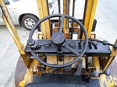 ขายรถยกโตโยต้า 2.5 ตัน  เครื่องเบนซิน งาเทด้ำ  เสาสูง 3 เมตร ล้อหน้าคุ่ พวงมาลัยเพาเว่อร์  สีเดิมจากนอก นำเข้าจากญี่ปุ่น ใช้งานได้ทันที