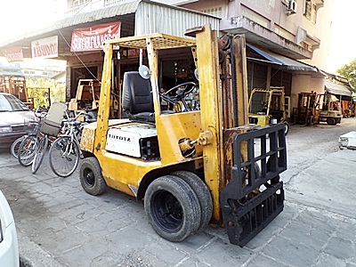 ขายรถยกโตโยต้า 2.5 ตัน  เครื่องเบนซิน งาเทด้ำ  เสาสูง 3 เมตร ล้อหน้าคุ่ พวงมาลัยเพาเว่อร์  สีเดิมจากนอก นำเข้าจากญี่ปุ่น ใช้งานได้ทันที